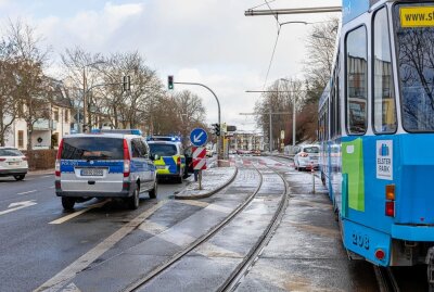 An Plauener Haltestelle: PKW fährt Frau an - In Plauen kam es heute zu einem Unfall, bei dem eine Frau verletzt wurde. Foto: B&S/David Rötzscke 