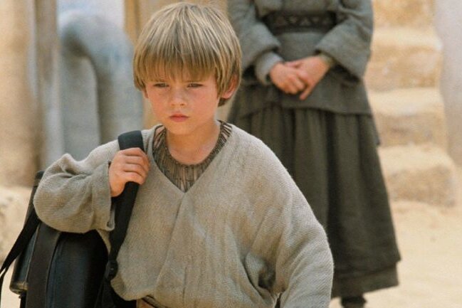 Anakin Skywalker in "Star Wars: Episode 1": Darum verließ Kinderstar Jake Lloyd das Rampenlicht - In "Star Wars: Episode 1 - Die dunkle Bedrohung" spielte Jake Lloyd den jungen Anakin Skywalker. Doch kurz nach der Veröffentlichung des Films zog sich Lloyd aus der Öffentlichkeit zurück.