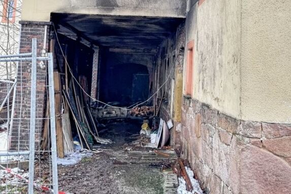 Anbaubrand: Besitzer geht von Brandstiftung aus - In Burgstädt brannte ein Schuppen am ehemaligen Gasthof "Erbgericht". Foto: Harry Haertel