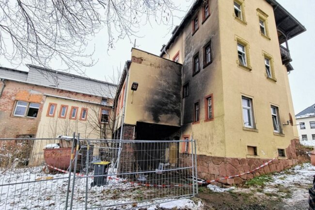 Anbaubrand: Besitzer geht von Brandstiftung aus - In Burgstädt brannte ein Schuppen am ehemaligen Gasthof "Erbgericht". Foto: Harry Haertel
