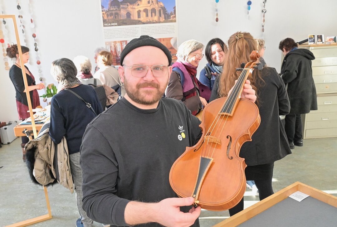 Angewandte Kunst hat Einblicke erlaubt - Florian Schwarze studiert in Markneukirchen im Bereich Musikinstrumentenbau. Foto: Ralf Wendland