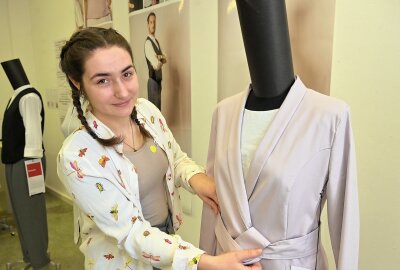 Angewandte Kunst hat Einblicke erlaubt - Freya Wötzel ist Modedesign-Studentin im 5. Semester. Foto: Ralf Wendland