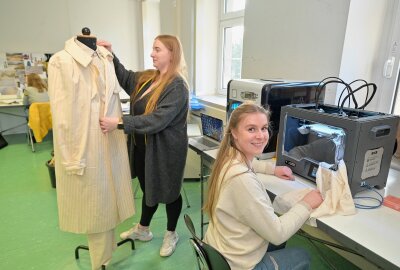 Angewandte Kunst Schneeberg hat sich vorgestellt - Beim Bedrucken textiler Flächen mit dem 3D-Drucker - die beiden Modedesign-Studentinnen Leonie Charlotte Gruschwitz (li.) und am 3D-Drucker Laura Meinicke. Foto: Ralf Wendland