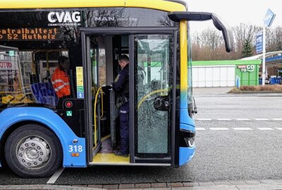 Angriff auf Chemnitzer Linienbus: Tür zerschlagen - Am Samstag wurde ein Linienbus in Chemnitz angegriffen. Foto: Harry Härtel