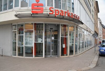 Angriff auf Leipziger Sparkasse: Landeskriminalamt sucht Zeugen - Leipziger Sparkasse angegfiffen. Foto: Anke Brod