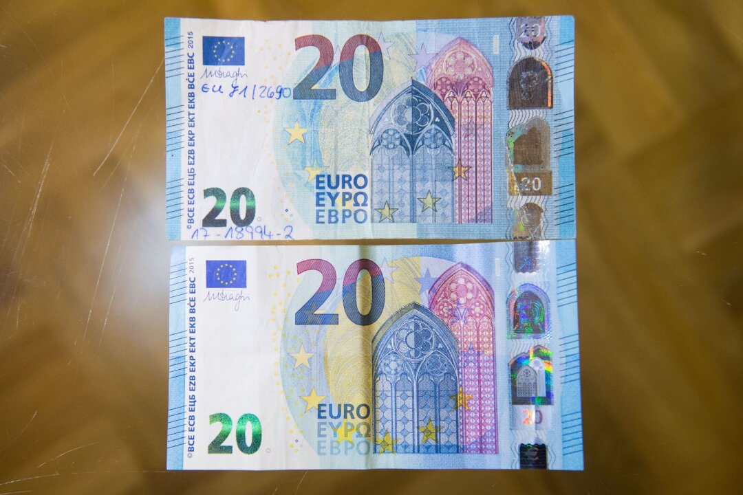 Angst vor Blüten? So erkennen Sie gefälschte Euro-Scheine - Kippen, sehen, fühlen: Wer diesen Rat beherzigt, kann auch einen gefälschten 20-Euro-Schein (oben) von einem echten unterscheiden.