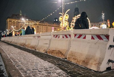 Angst vor Terror-Anschlägen: Sächsischer Weihnachtsmarkt wird aufgerüstet - Der Dresdner Striezelmarkt ist rundherum gut abgesichert. Foto: xcitepress/Finn Becker