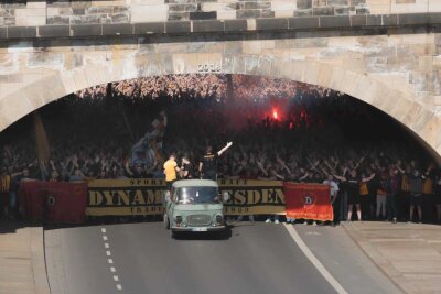 Anhänger der SG Dynamo Dresden legen mit Pyrotechnik Innenstadt lahm - Bereits nach wenigen Metern zündeten einige Fans Pyrotechnik und auch vereinzelt Böller. Auf der Brühlschen Terrasse wurde ein riesiges Banner von über 100m Länge entrollt. Foto: xcitepress/Finn Becker
