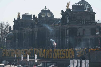 Anhänger der SG Dynamo Dresden legen mit Pyrotechnik Innenstadt lahm - Bereits nach wenigen Metern zündeten einige Fans Pyrotechnik und auch vereinzelt Böller. Auf der Brühlschen Terrasse wurde ein riesiges Banner von über 100m Länge entrollt. Foto: xcitepress/Finn Becker
