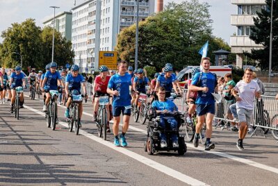 Ankunft des European Peace Rides in Chemnitz - Zieleinlauf der Freizeitsportler " Sport verbindet Menschen". Foto: Harry Haertel
