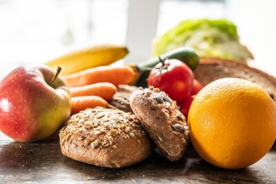 Anleitung für den Alltag: So verlieren Sie Gewicht ohne Sport - Frisches Obst, Gemüse und Vollkorn gehören auf den Speiseplan.