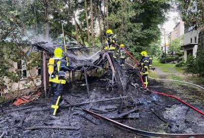 Annaberg: Schuppen brennt - Flammen schlagen meterhoch - Der Schuppen brannte vollständig aus. Foto: B&S 