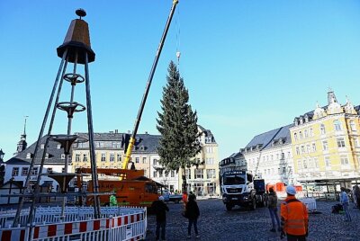 Annaberger Weihnachtsbaum wird in Stellung gebracht - Die hölzerne Pyramide bezog ihren angestammten Platz. Foto: Thomas Fritzsch/PhotoERZ