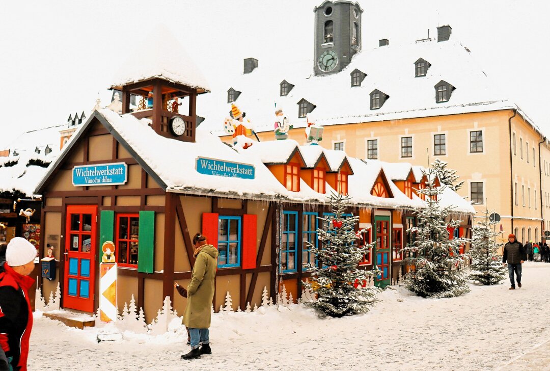 Annaberger Weihnachtsmarkt mit Wichtelstadt und Wichtelkino eröffnet - Die Wichtelwerkstatt lädt zum Basteln ein. Foto: Ilka Ruck