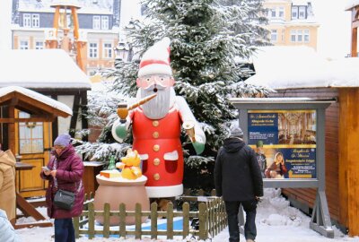 Annaberger Weihnachtsmarkt mit Wichtelstadt und Wichtelkino eröffnet - Passend zur Eröffnung ist die Stadt in Weiß gehüllt. Foto: Ilka Ruck