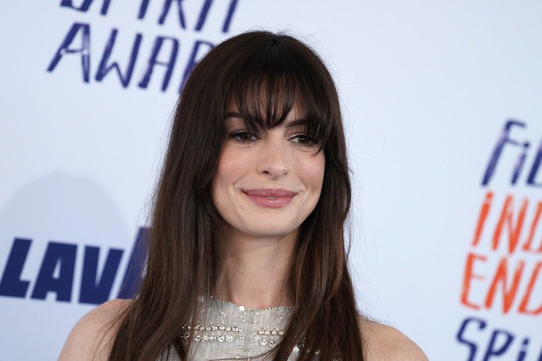 Anne Hathaway sollte bei Casting zehn Männer küssen - Anne Hathaway spielt in der romantischen Komädie "Als du mich sahst" mit.