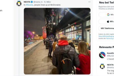 Ansturm auf McDonald's in Russland: Burger werden sogar im Internet verkauft - Nexta postete auf ihrem Twitteraccount ein Foto von der langen Schlange vor einer McDonald's Filiale. Quelle: Nexta Twitter