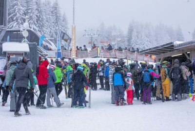Ansturm auf Skigebiet im Erzgebirge: Volle Lifts und Pisten - Volle Lifts und Pisten beim Skigebiet am Keilberg. Foto: Bernd März