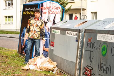 Anwohner tobt: "Ist das Kunst oder kann das weg?" - Michael Kahnt kann es nicht verstehen, dass Müll neben den Containern einfach so entsorgt wird.