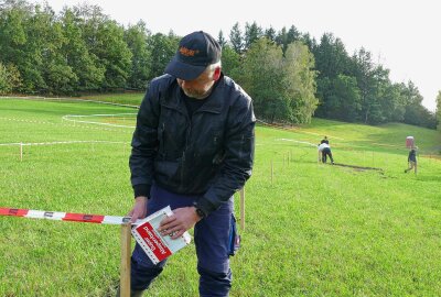 Arbeit der Helfer von "Rund um Zschopau" ist noch längst nicht beendet - Rund 6 Kilometer Absperrband wurden allein in Waldkirchen gespannt - und nach dem Wettkampf wieder entfernt. Foto: Andreas Bauer