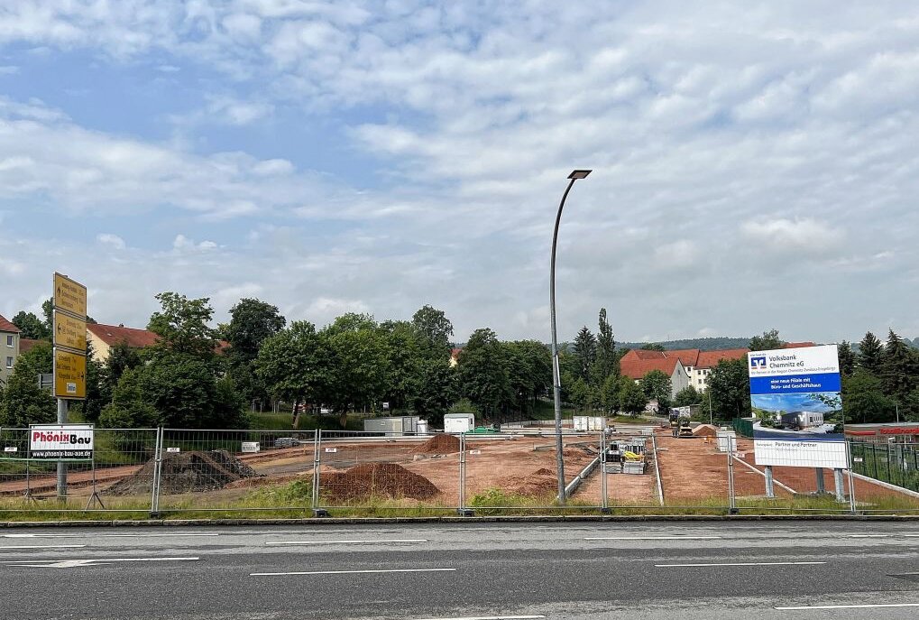 Arbeiten am neuen Volksbank-Standort in Aue kommen voran - Der Bau des neuen Standortes der Volksbank Chemnitz in Aue schreitet voran - eine zweite Treppenanlage ist jetzt geplant. Foto: Ralf Wendland