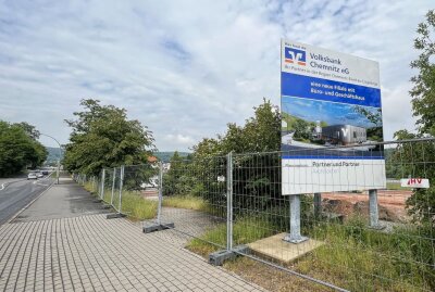 Arbeiten am neuen Volksbank-Standort in Aue kommen voran - Der Bau des neuen Standortes der Volksbank Chemnitz in Aue schreitet voran - eine zweite Treppenanlage ist jetzt geplant. Foto: Ralf Wendland