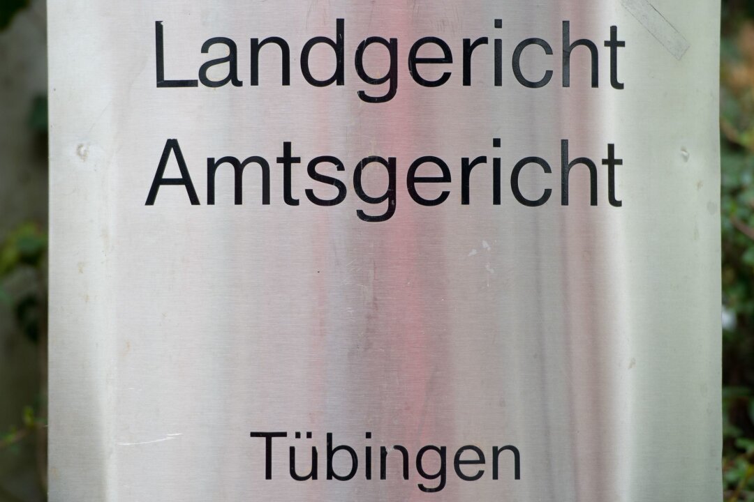 Arbeitsplätze bei Eissmann bleiben vorerst - Eingang zum Amtsgericht Tübingen.