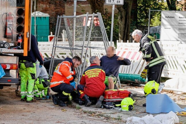 Rettung einer verunfallten Person aus 3 Meter tiefer Baugrube. Foto: Harry Härtel