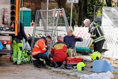 Arbeitsunfall in Chemnitz: Verletzter aus 3 Meter tiefer Baugrube gerettet - Rettung einer verunfallten Person aus 3 Meter tiefer Baugrube. Foto: Harry Härtel
