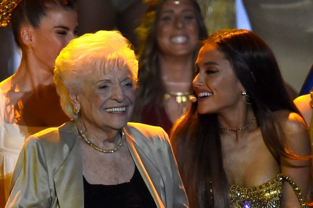 Ariana Grandes Großmutter ist die älteste Künstlerin in den Billboard Hot 100 Charts - Die beiden trennen fast 70 Jahre: Marjorie Grande (98, links) und ihre Enkelin Ariana Grande (30) arbeiten schon lange zusammen. Die "Nonna" der Grammy-Gewinnerin brach nun sogar einen Rekord.