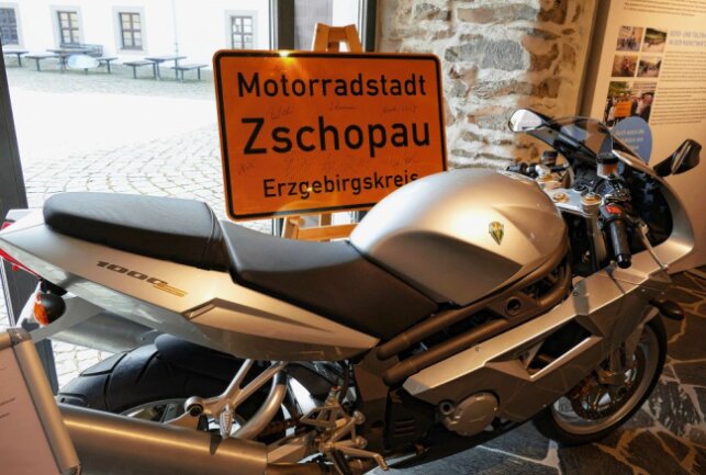 Dies ist eins der ersten Ortsschilder von Zschopau, die den im Vorjahr verliehenen offiziellen Titel Motorradstadt tragen. Foto: Andreas Bauer