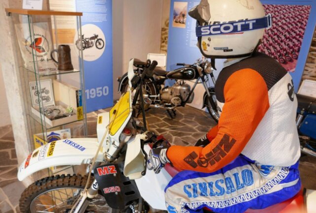 Thematisiert wird auch der Endurosport - unter anderem mit der originalen Ausrüstung des einstigen Weltmeisters Harald Sturm. Foto: Andreas Bauer