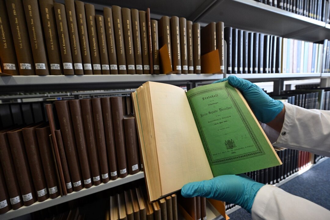 Arsen: Wie Giftgrün in Bibliotheken für Probleme sorgt - Weil giftiges Arsen einzelne Bücher aus dem 19. Jahrhundert belasten könnte, untersuchen Bibliotheken ihren Bestände.