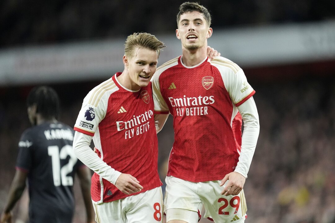 Arsenal und die neue Begeisterung für Kai Havertz - Arsenals Martin Odegaard (l) jubelt nach einem Tor mit seinem Teamkollegen Kai Havertz.
