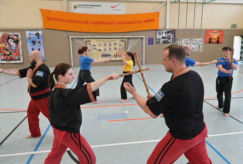 Asiatische Kampfkunstverein Zwickau hat knapp 250 Mitglieder - Justine Reuter (li.) und Marcell Städter beim Lehrgang in Zwickau.Foto: Ralf Wendland