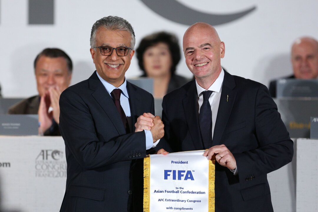 Asien unterstützt palästinensischen Verband gegen Israel - Scheich Salman bin Ibrahim Al Chalifa (l) und FIFA-Präsident Gianni Infantino.