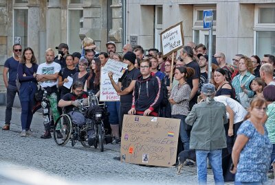Asylpolitik im Fokus: Zwei Demonstrationen am Mittwochabend in Glauchau - Die Gegendemo fand in einer Nebenstraße auch am Markt unter dem Motto "Aufklären statt Hetze" statt. Foto:Andreas Kretschel