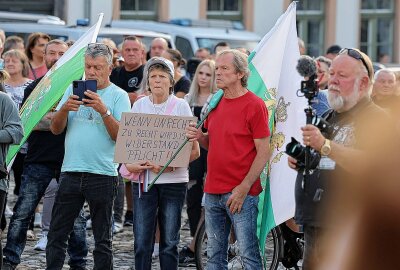 Asylpolitik im Fokus: Zwei Demonstrationen am Mittwochabend in Glauchau - Anlass der Demo der Freien Sachsen ist eine Geflüchtetenunterkunft in Glauchau mit Option in der Sachsenlandhalle. Foto:Andreas Kretschel