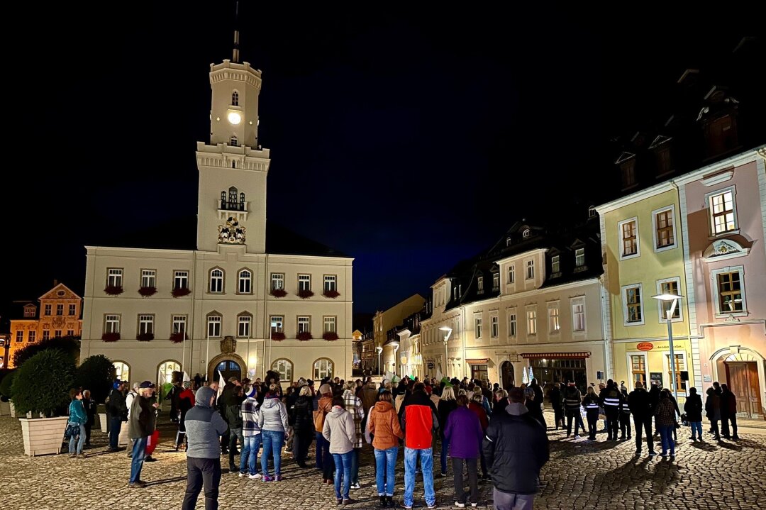 Asylprotest: Freie Sachsen rufen erneut zu Schneeberger Lichtelläufen auf - Am Montag finden erneut Proteste gegen die Asyl-Erstaufnahmeeinrichtung in Schneeberg statt.