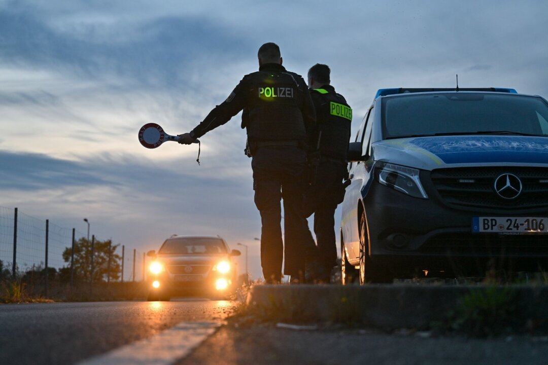 Asylzahlen im ersten Quartal deutlich rückläufig - Beamte der Bundespolizei stoppen an der deutsch-polnischen Grenze ein Auto. Bundesinnenministerin Faeser zufolge sind durch vorübergehende Grenzkontrollen seit Oktober 17.600 unerlaubte Einreisen verhindert worden.