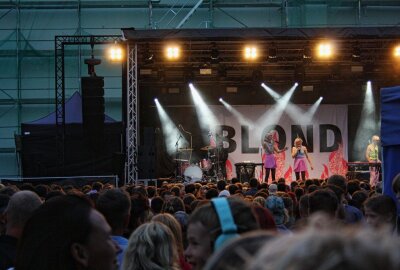 Atomino-Neueröffnung: Kraftklub spielt vor ausverkauftem Platz - Die Chemnitzer Band Blond brachte die Fans zum Tanzen. Foto: Sandy Post