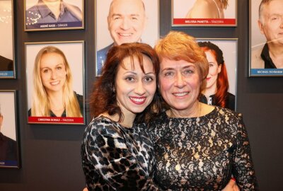 Auch am 6. Januar wird mancherorts Weihnachten gefeiert - Nach der Ariadne-Premiere: Nataliia Ulasevych mit Mutter Nina, die aus Kiew kam. Foto: L. Thiele