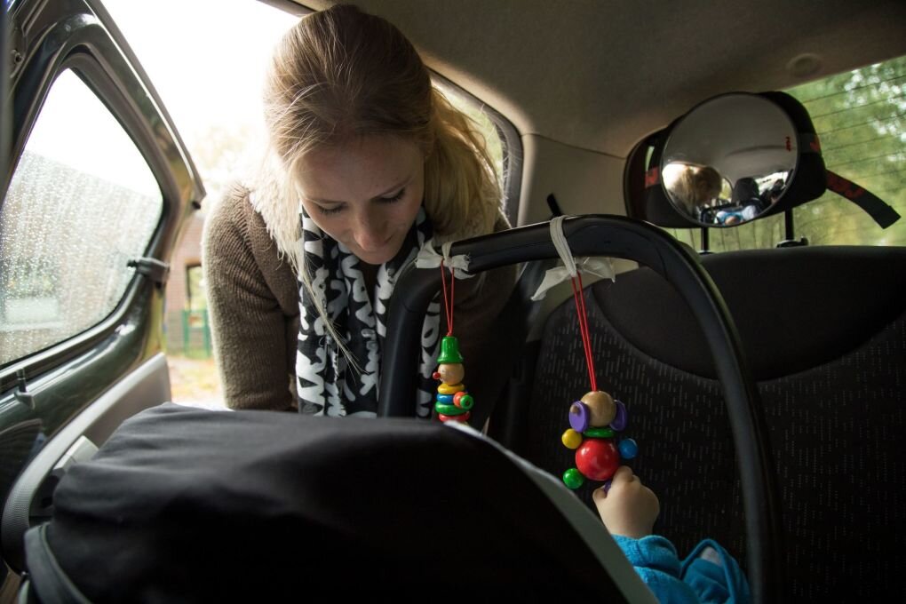 Auch auf kurzen Strecken Kinder im Auto richtig sichern - Die Zeit muss immer sein: Vor dem Losfahren den Nachwuchs im Kindersitz sichern.
