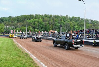 Auch beim Speedway wird in Sachsen Gas gegeben - Fahrerparade zum 20. Autohaus-Cup in Meißen. Foto: Thorsten Horn