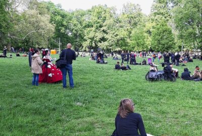 Auch Corona kann das diesjährige "Wave Gotik Treffen" 2021 nicht nehmen - Abstand ist auch hier im Clara-Zetkin-Park Leipzig an der Tagesordnung. Foto: Anika Weber
