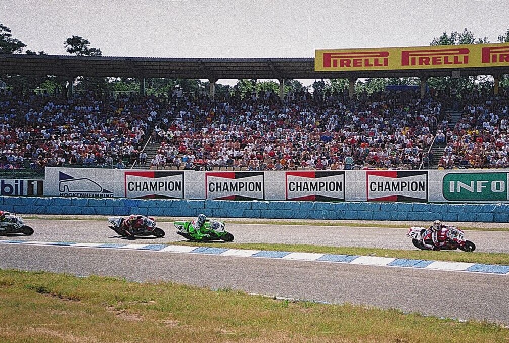 Auch Hockenheim feiert Jubiläum - 2000 fand mit der Superbike-WM das letzte große internationale Motorradrennen in Hockenheim statt. Foto: Thorsten Horn