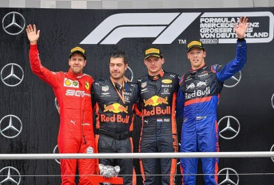 Auch Hockenheim feiert Jubiläum - Die Siegreichen waren 2019 Sebastian Vettel, Max Verstappen und Daniil Kvyat (v. l. n. r.). Foto: Thorsten Horn