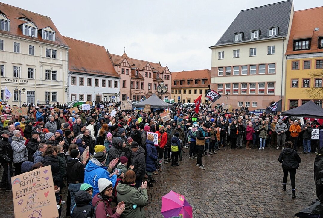Auch in Grimma wird demonstriert: Gut 800 Teilnehmer sind dabei - Am Sonntag haben sich insgesamt etwa 800 Teilnehmer auf dem Grimmaer Markt an zwei Demonstrationen beteiligt. Foto: Sören Müller
