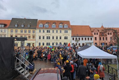 Auch in Grimma wird demonstriert: Gut 800 Teilnehmer sind dabei - Am Sonntag haben sich insgesamt etwa 800 Teilnehmer auf dem Grimmaer Markt an zwei Demonstrationen beteiligt. Foto: Sören Müller