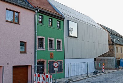 Auch Karl May wollte Frieden - Das Karl-May-Haus mit dem neuen Depotanbau. Foto: Markus Pfeifer